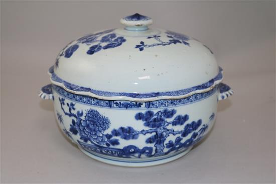 A Chinese blue and white circular tureen and cover, Qianlong period, width 28cm